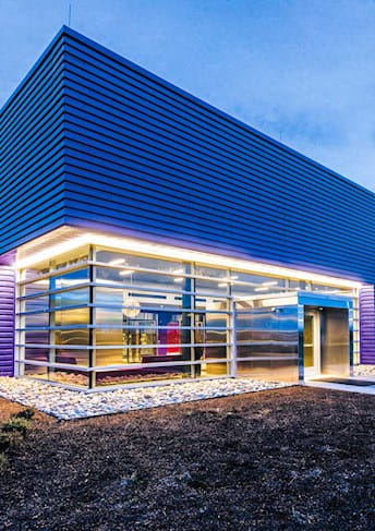 Edifício moderno junto ao mar